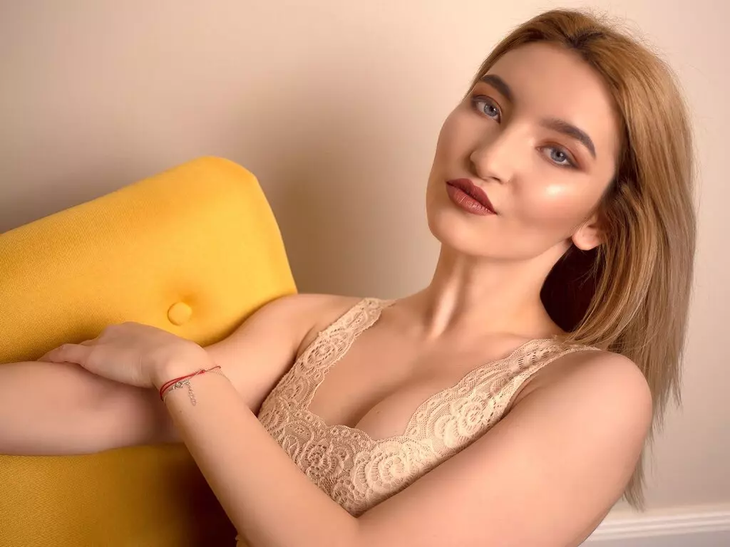 Live Sex Chat with AlyonaColin