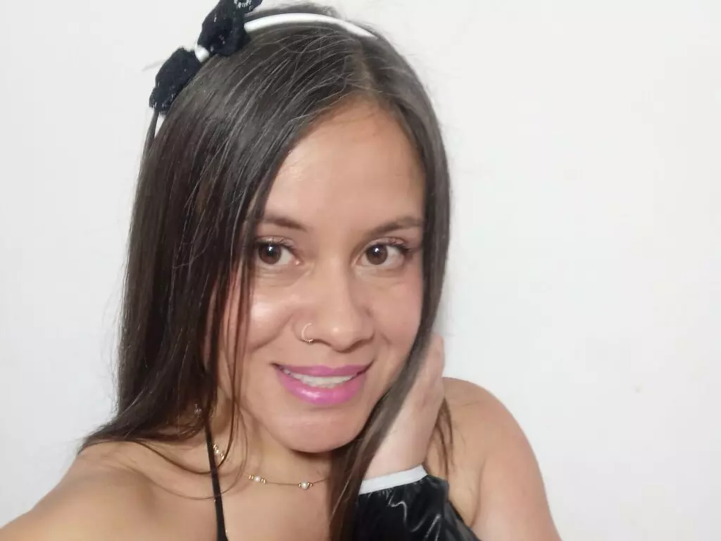Live Sex Chat with CinthyaRuiz