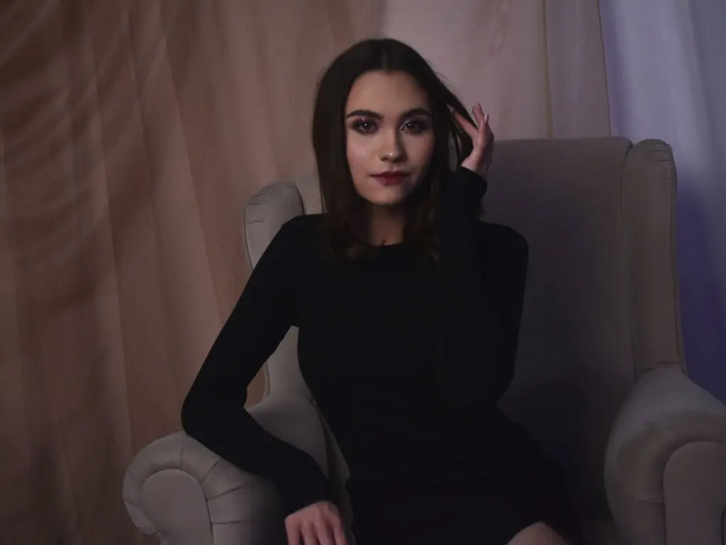 Live Sex Chat with EllaCurtis