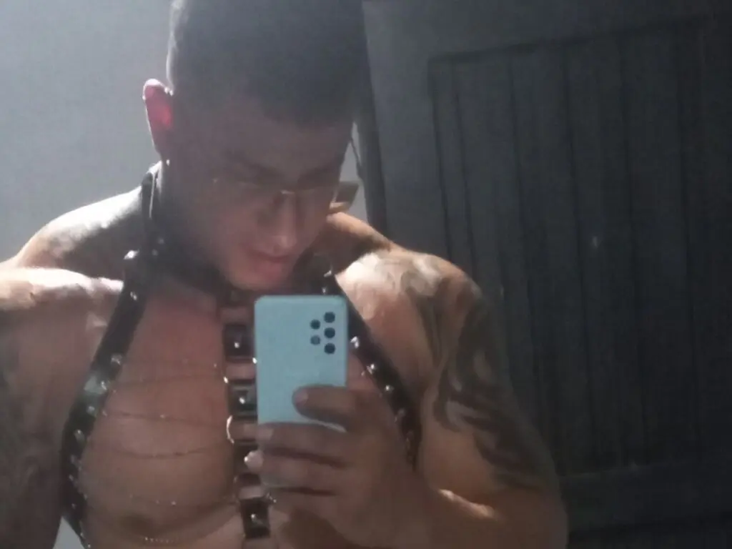 Live Sex Chat with IgorEstefano