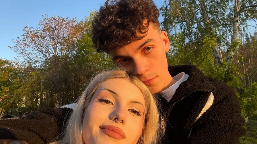 Live Sex Chat with JamesandAice