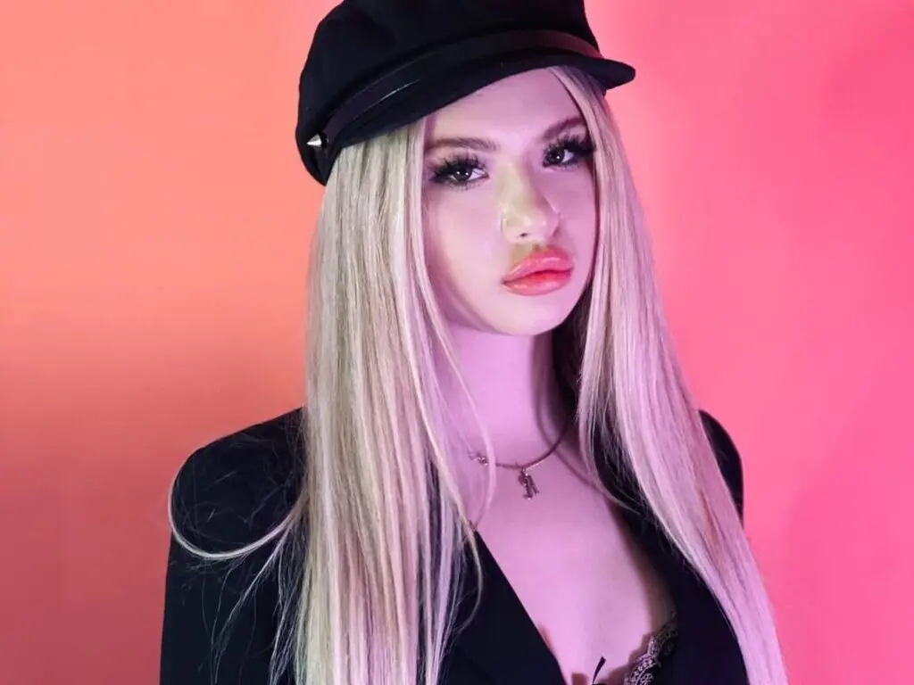 Live Sex Chat with KisaWest