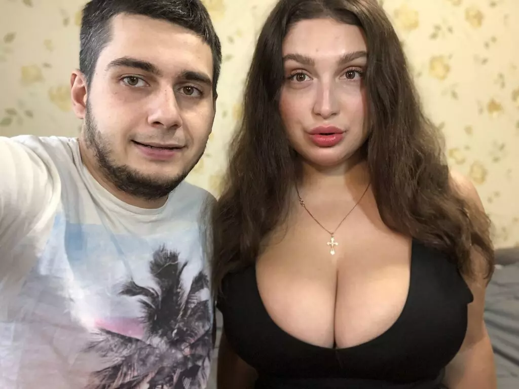 Live Sex Chat with LolaAndTommy